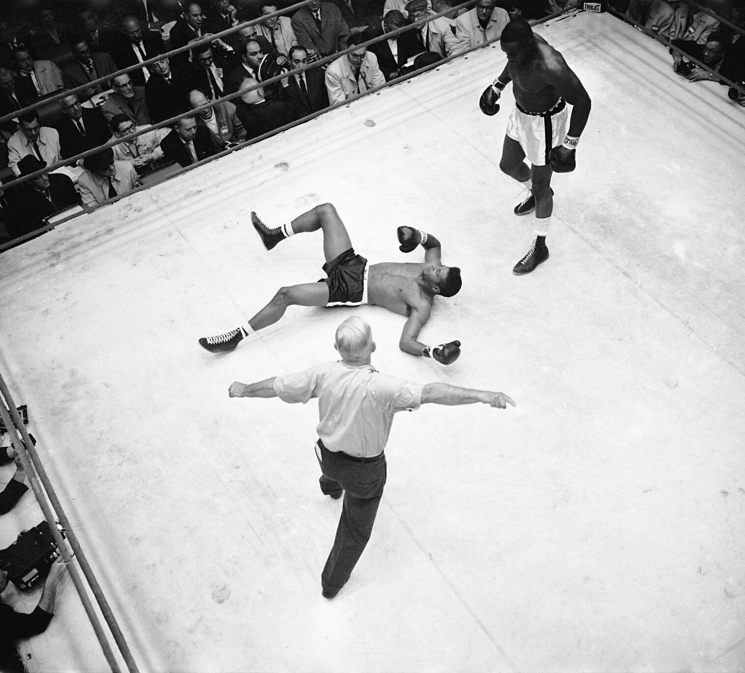 1962: Sonny Liston knocks out Floyd Patterson to win heavyweight title
